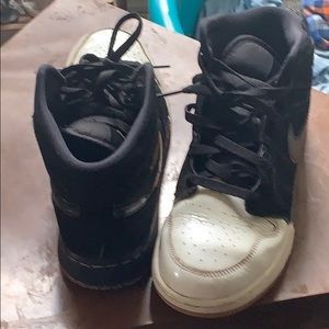 Selling 4 good shoes that are in good condition
